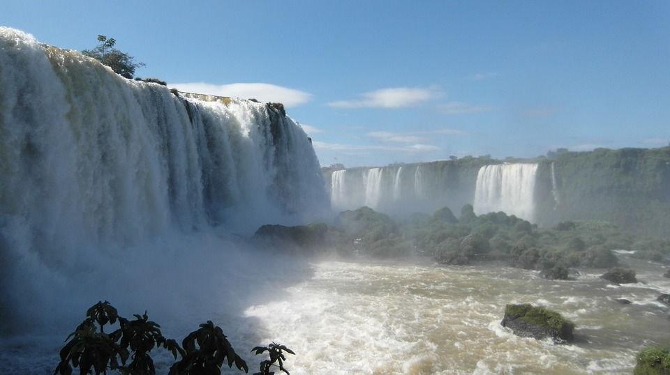 Les fameuses chutes d'eau d'Iguazú, haut lieu du tourisme en Argentine
